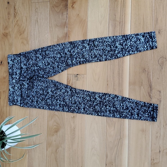 Lululemon Wunder Under Pant III, Size 6 - Picture 4 of 16